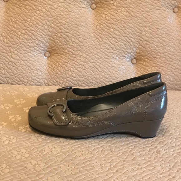 Josef Seibel taupe patent wedge heel pump, size 38 - Picture 3 of 8